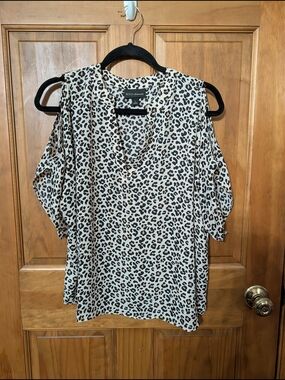 BOLD elements Cream Leopard Cold-Shoulder V-Neck Blouse